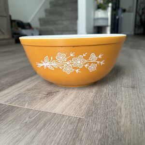 Vintage Pyrex Butterfly Gold 403 Mixing Bowl 2.5 Qt Yellow Flowers Milk Glass